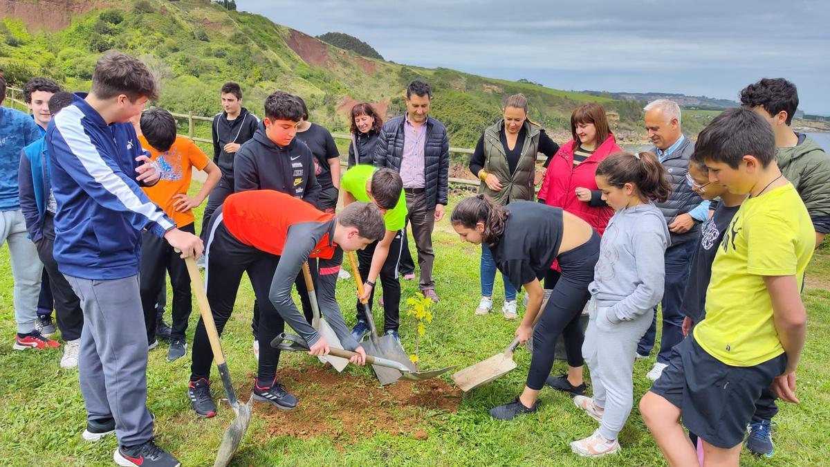 Los alumnos del instituto de Candás, con las autoridades y los organizadores de La Vuelta, comenzando con la plantación de árboles.