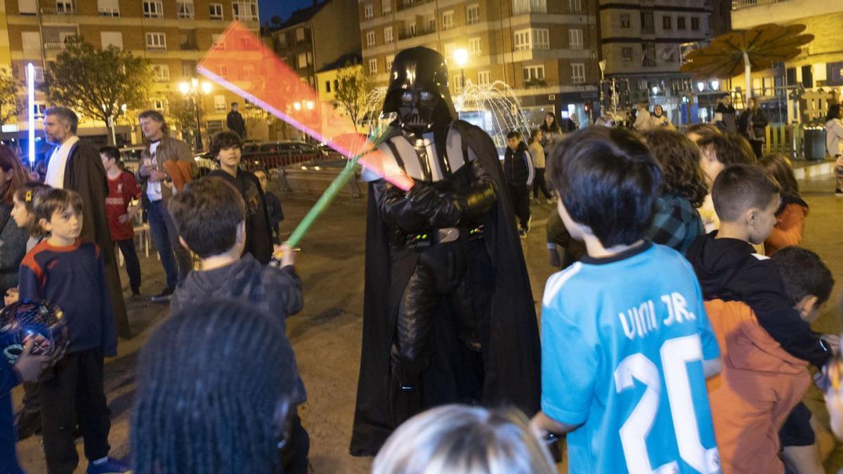 Los personajes de &quot;Star Wars&quot; toman Pedro Miñor por una buena causa  | MIKI LÓPEZ