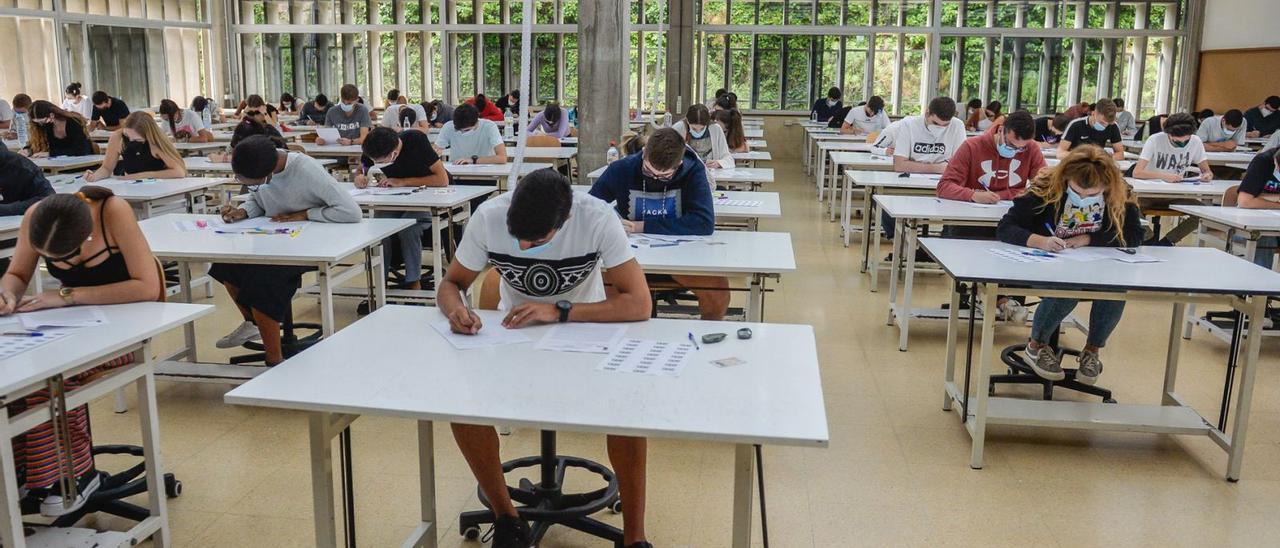 Estudiantes en un examen de la prueba de acceso a la universidad, la EBAU, en la pasada convocatoria de junio en la ULPGC. | | JOSÉ CARLOS GUERRA