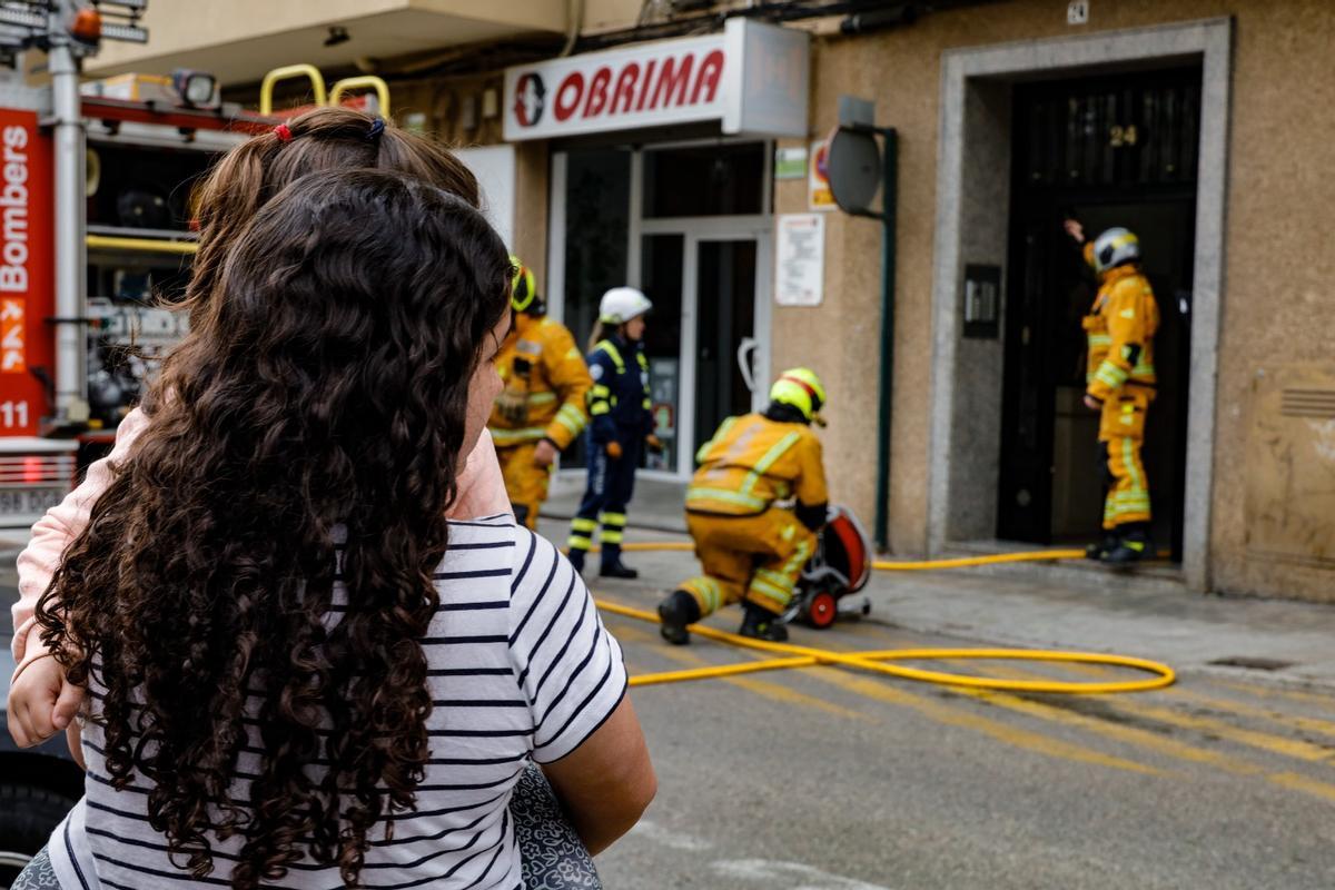 Un incendio provocado por un calefactor obliga a desalojar varias viviendas en Alcoy