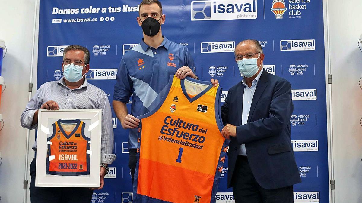 Víctor Claver, en su presentación oficial en su segunda etapa en el Valencia Basket. | F. CALABUIG