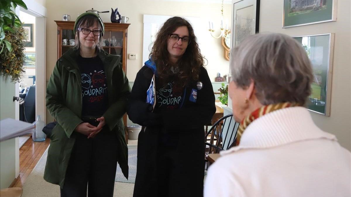 Nora Maynard y Carly Nix, voluntarias de Sanders, piden el voto para su candidato en casa de una votante demócrata.