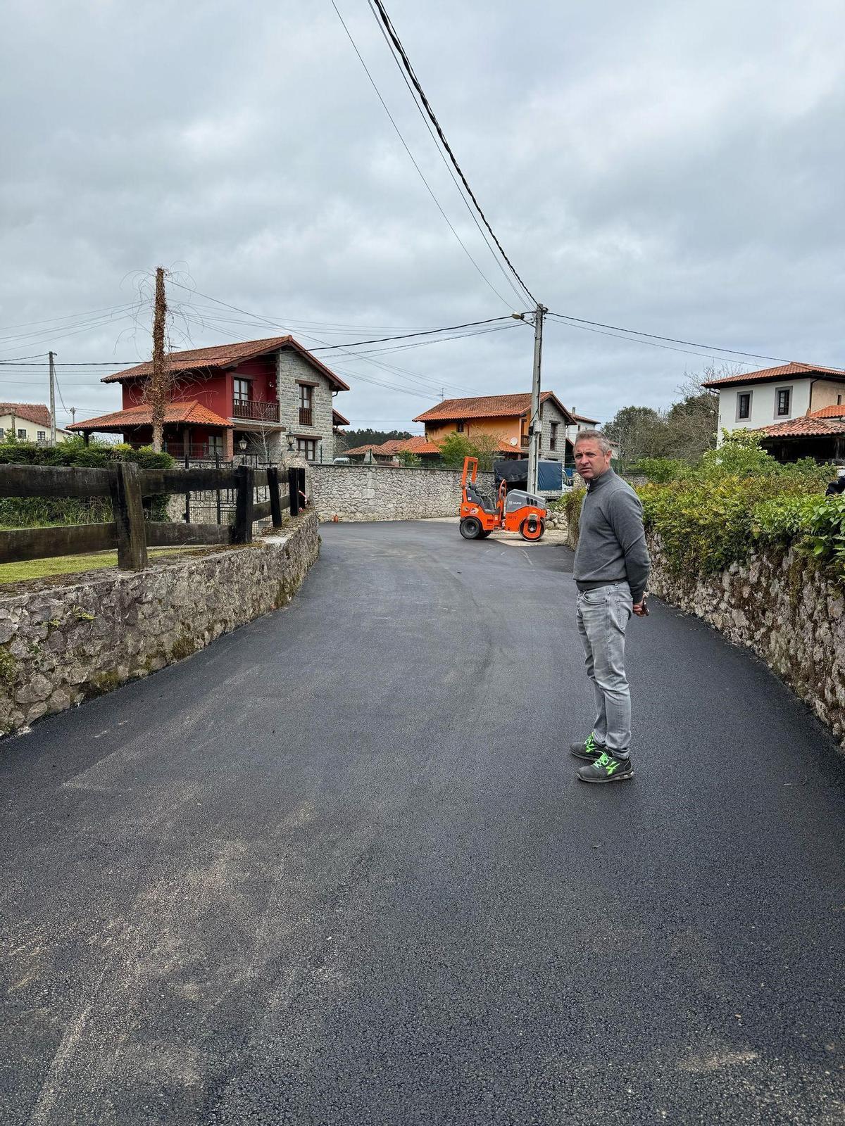 El concejal de Pueblos, Alejandro Alonso, en una de las zonas intervenidas.