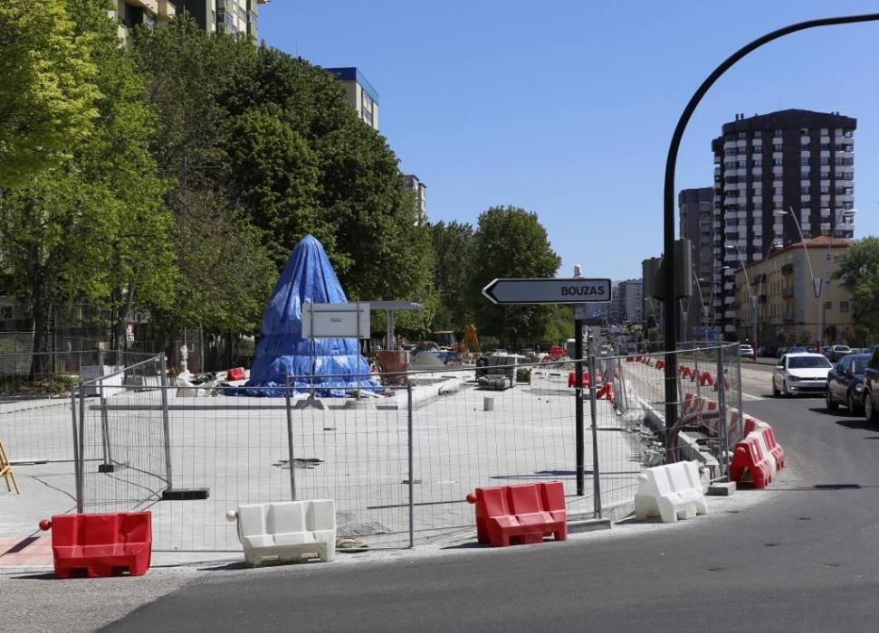 Volcanes de Castelao y Plaza del Emigrante. Con una inversión de 850.000 euros, las dos plazas situadas en los extremos de la Avenida de Castelao estarán listas en la primera quincena de mayo, con sus correspondientes tramos de carril bici.