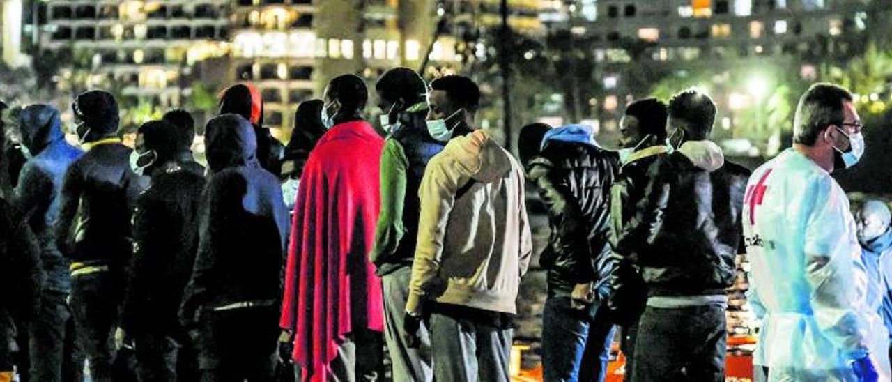 Llegada de migrantes al muelle de Arguineguín, en Gran Canaria, en la noche del jueves.