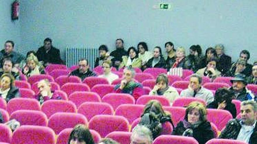 Una reunión de los vecinos en la Casa de la Cultura de Pola de Siero.