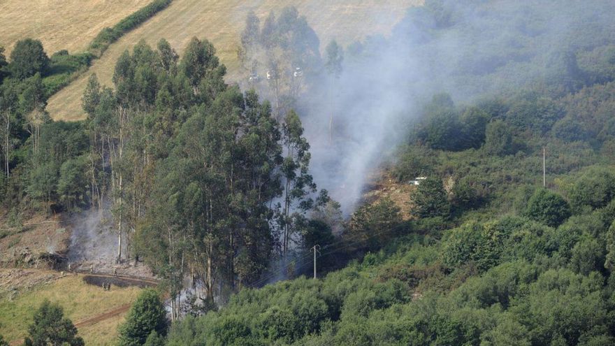 Superficie afectada por el incendio, ayer, en Refoxos.   | // BERNABÉ/JAVIER LALÍN