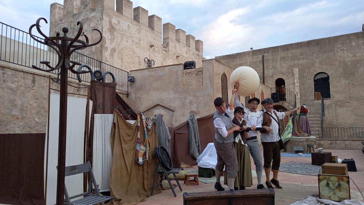 Un espectáculo en una edición anterior de este ciclo cultural que se celebra cada verano en el castillo de Cullera.