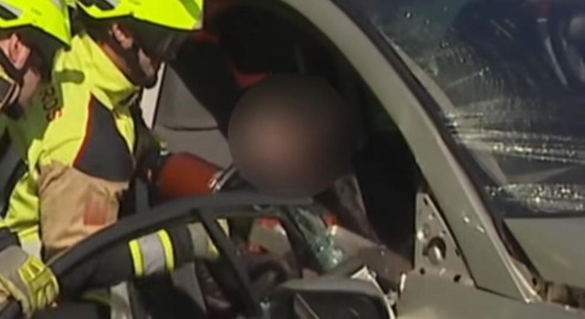 Los Bomberos de Santiago tuvieron que emplear una cizalla hidraúlica para cortar la puerta del copiloto