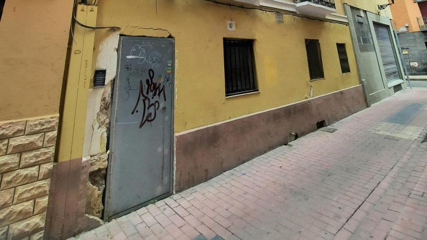 Los vecinos alertan de la reokupación de un bloque de pisos en Agustina de Aragón, en El Gancho