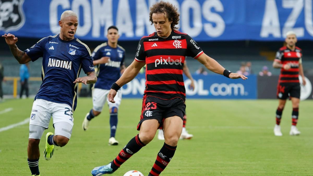 Delvin Alfonzo (i) de Millonarios disputa el balón con David Luiz, del Flamengo durante un partido de la Copa Libertadores