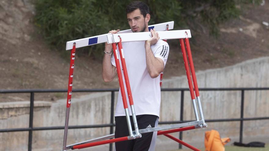 Quique Llopis acumula carga de entrenamientos con vallas para preparar el Mundial