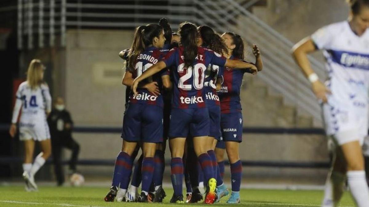 Las jugadoras del Levante celebran uno de los cuatro goles