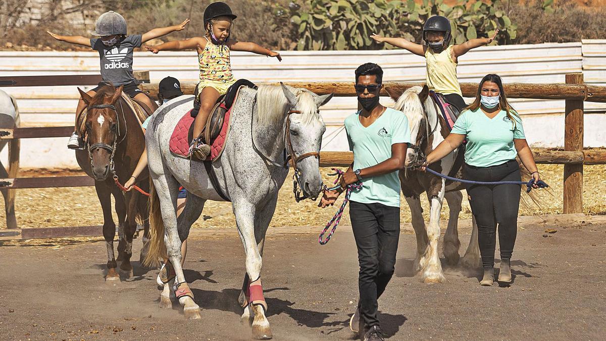 Un grupo de niños practican ele quilibrio a lomos de los caballos durante su participación en el campamento del club Las Ánimas de Tetir.. | | FUSELLI