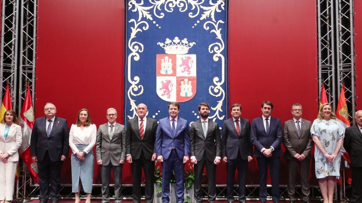 Foto de familia del presidente Alfonso Fernández Mañueco (centro) con los miembros de su nuevo Gobierno. | Rubén Cacho / ICAL