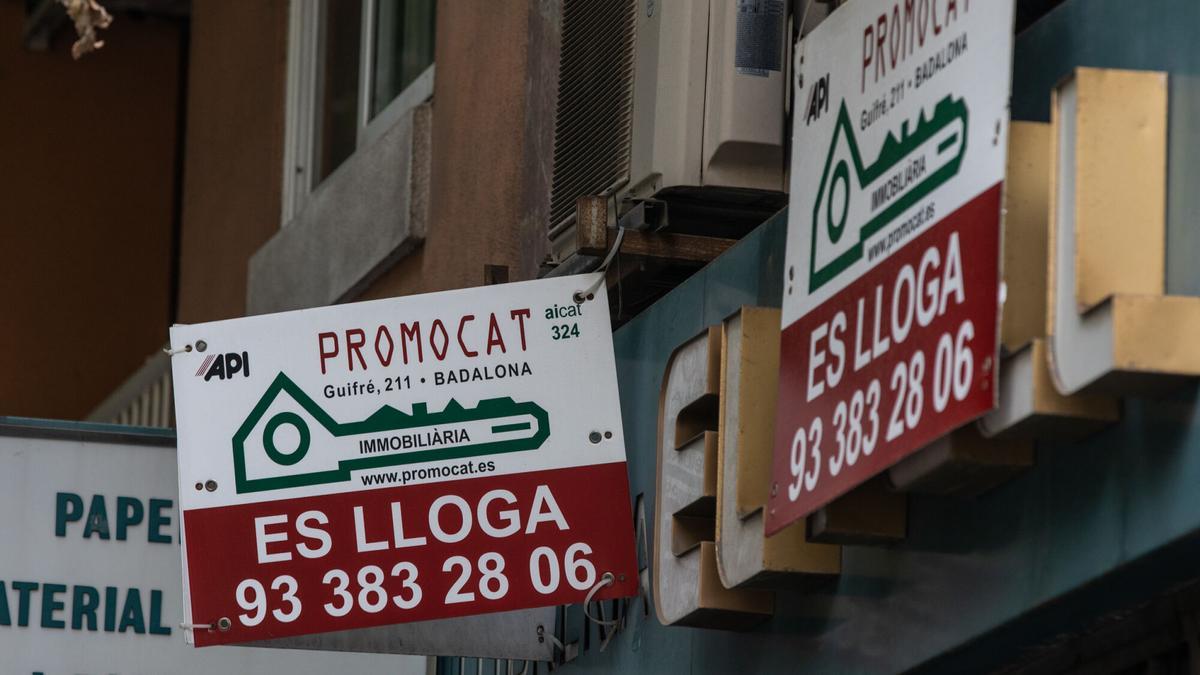 Carteles de se alquila en Badalona.