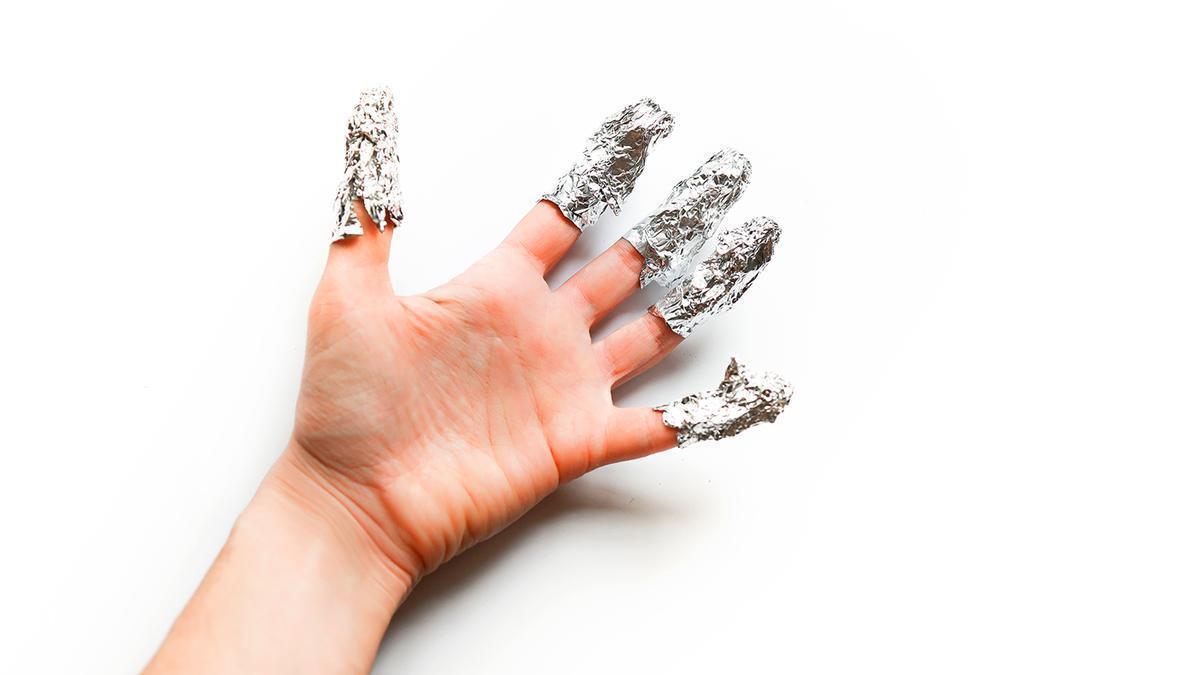 Papel de alumino en las uñas el secreto que cada vez hace más gente