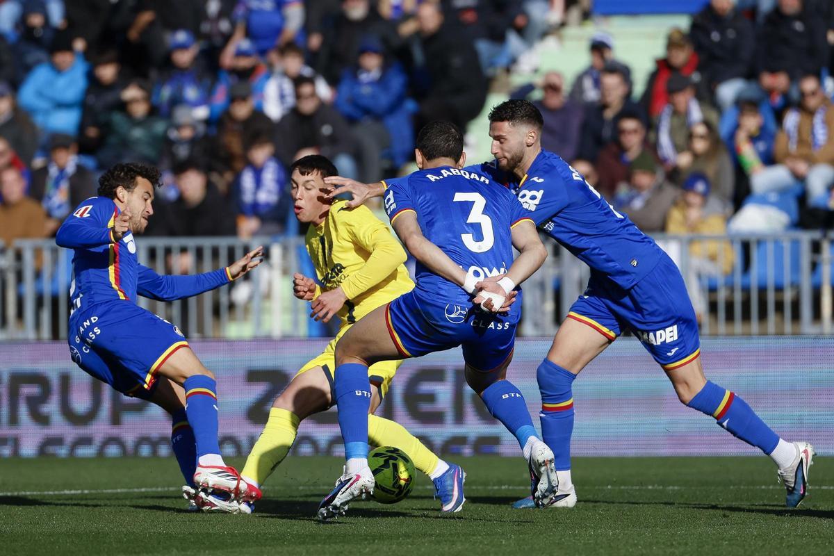 El groguet Hugo López, rodeado de rivales.