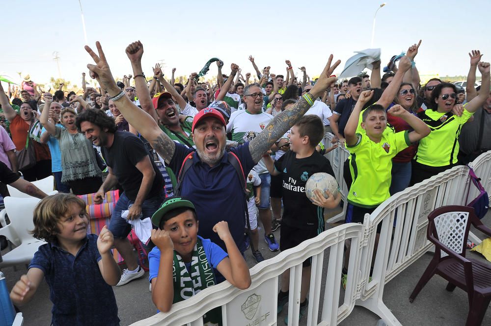 Unos mil aficionados ven el triunfo del Elche en pantalla gigante junto al estadio Martínez Valero