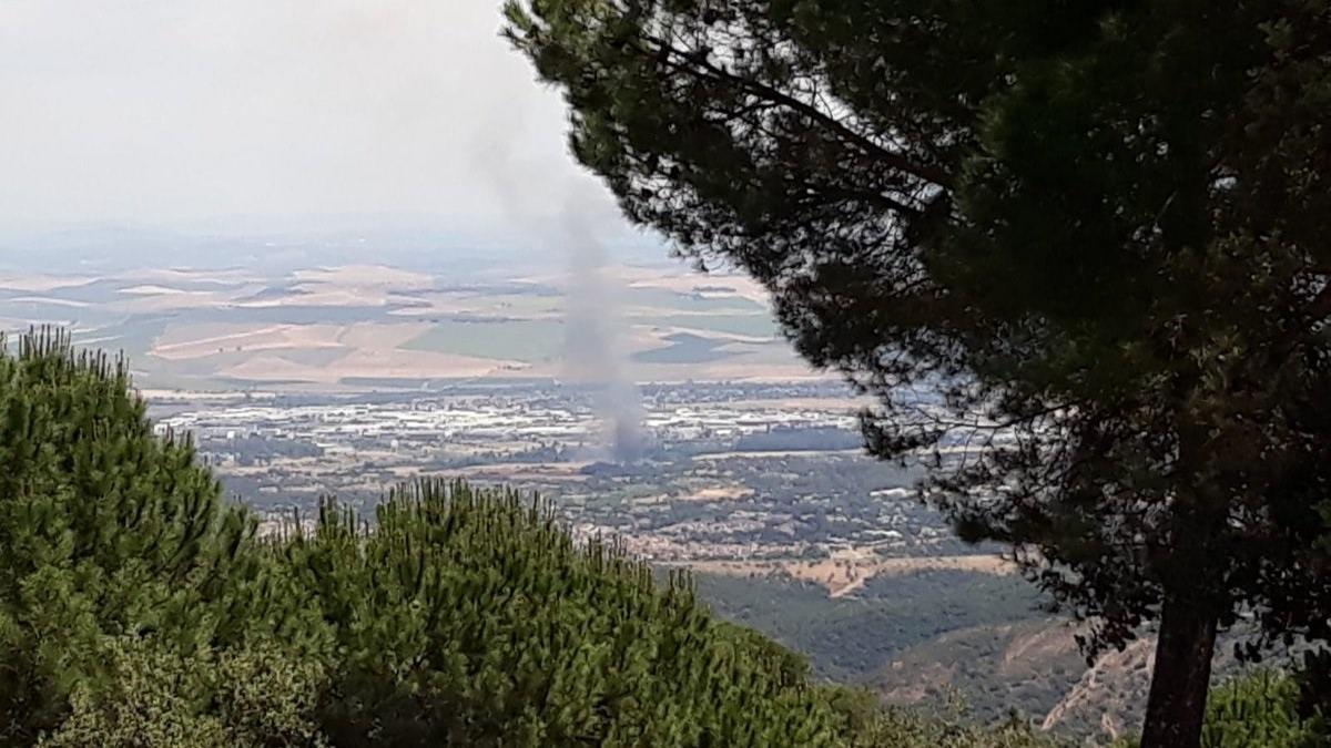 Incendio en un paraje cerca de una zona urbanizada en Córdoba, en una imagen de archivo.