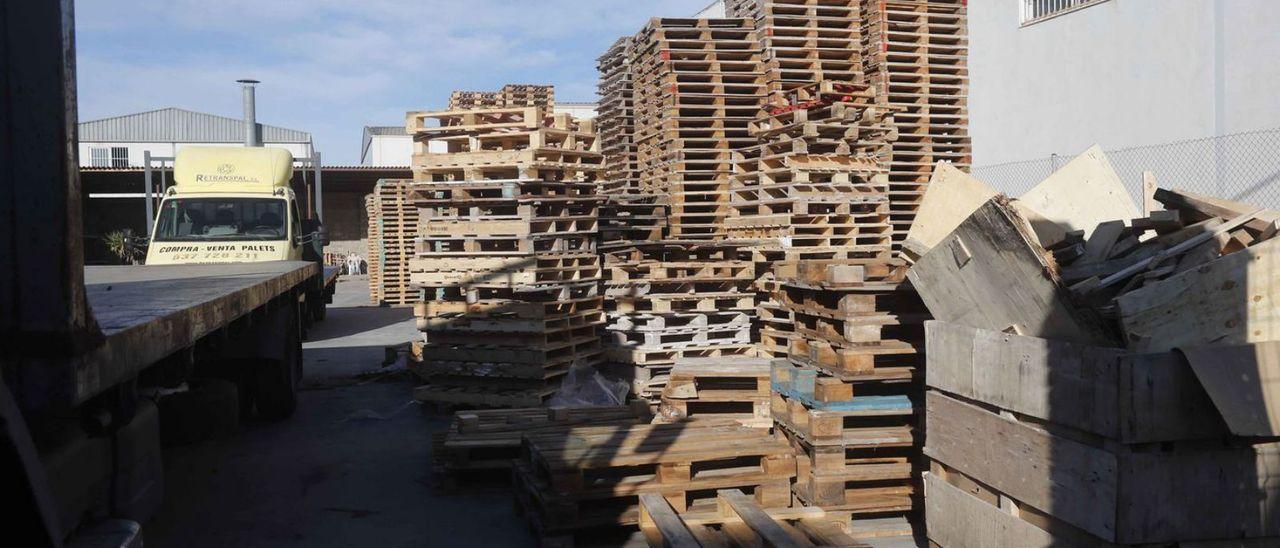 Palets acumulados en una empresa del polígono industrial Vara de Quart en la Comunidad Valenciana.