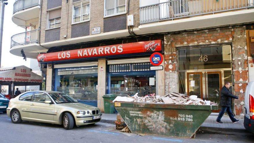 Roban en el interior de un bar de Zaragoza a través de un butrón