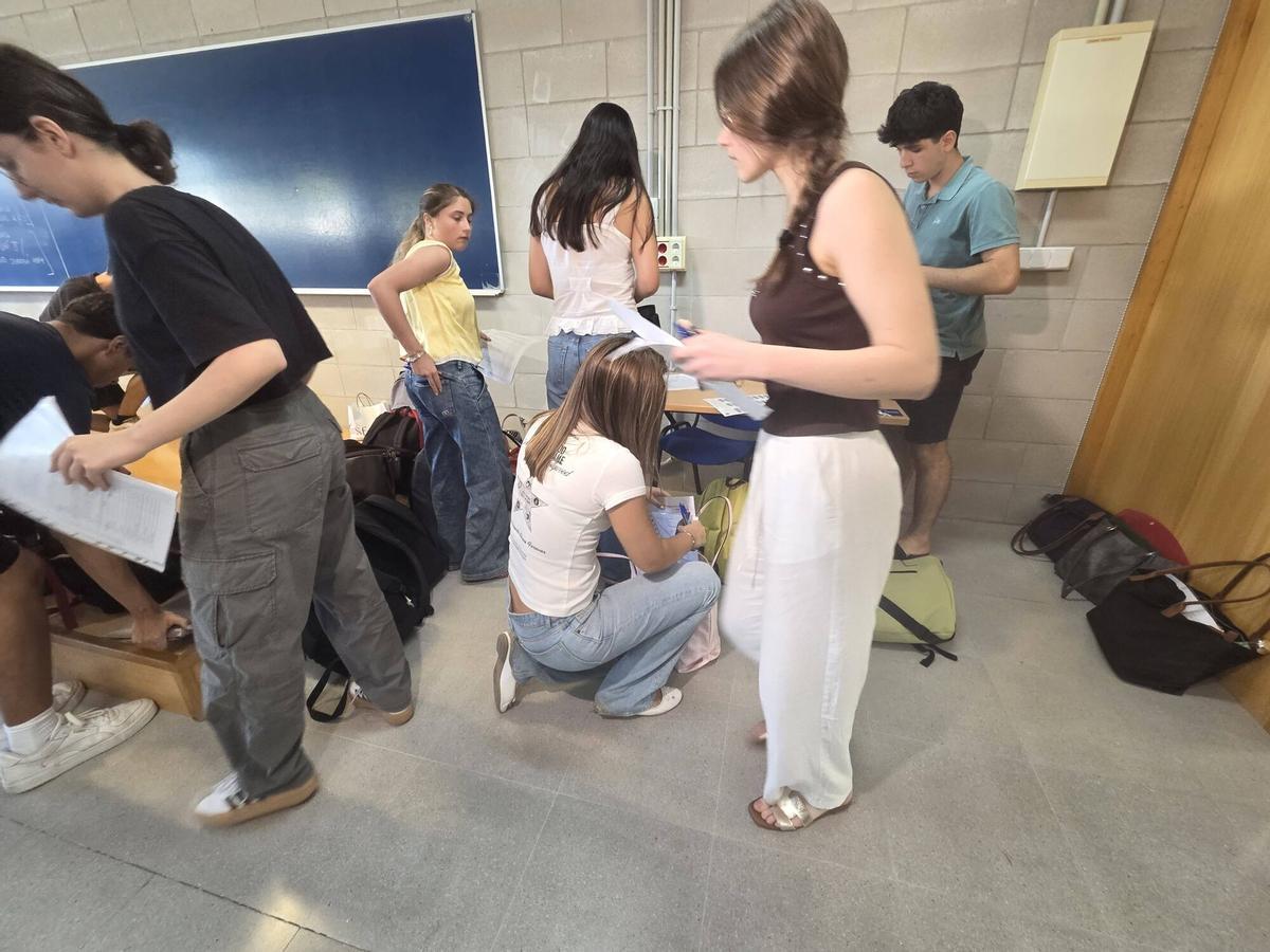 Arranca una Selectividad en la UIB marcada por los detectores de móviles y los nervios de casi 5.000 alumnos