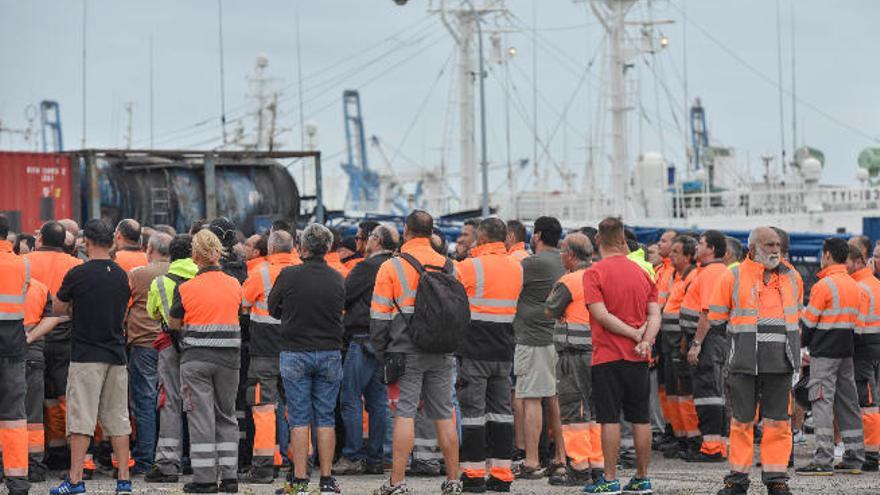 Asamblea de estibadores el pasado miércoles en el puerto de La Luz en el paro de 48 horas.