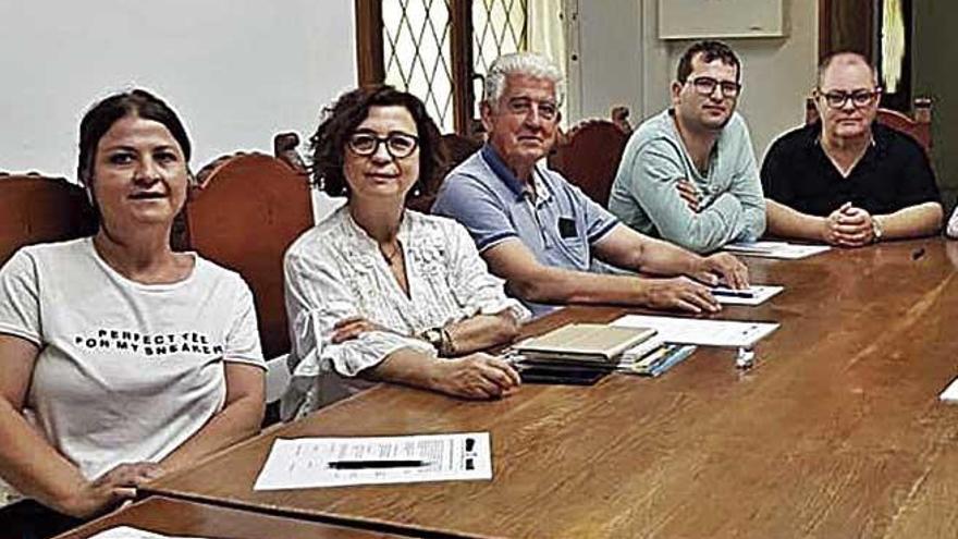 Los miembros del jurado reunidos en la sala de plenos municipal.