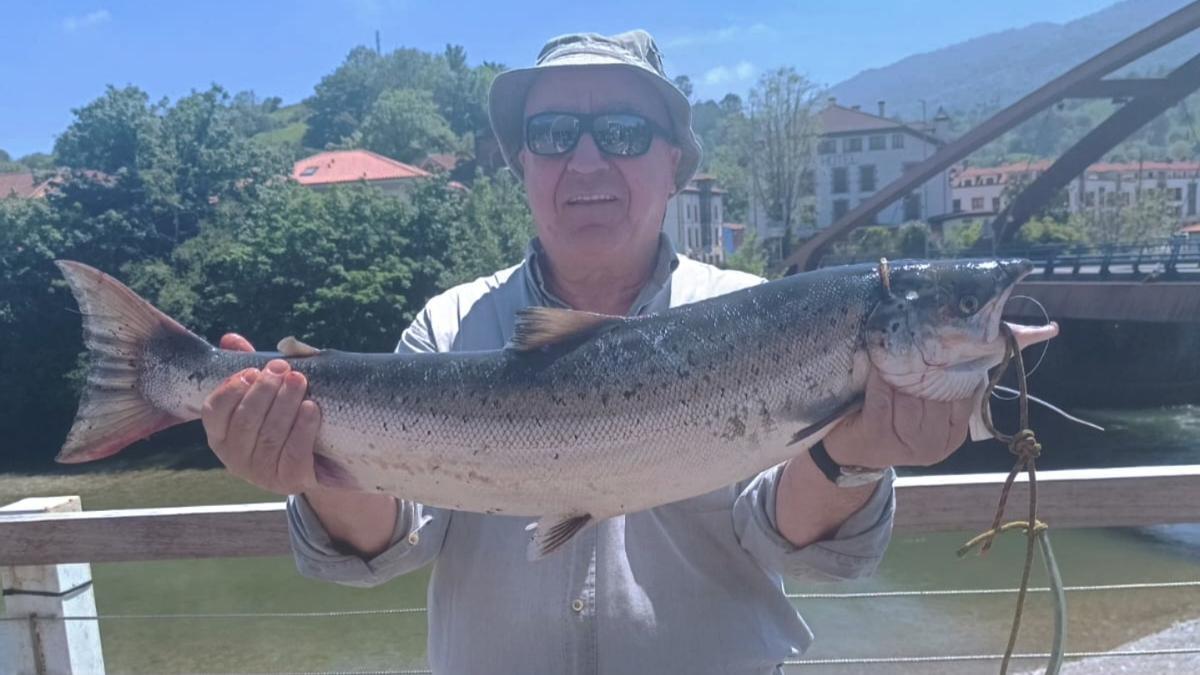El gijonés posa con el campanu del Cares.