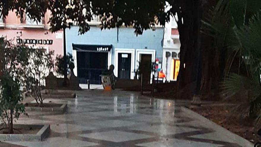 La Plaza de Gabriel Miró vuelve a sufrir actos vandálicos en la estatua, los ficus y la pérgola