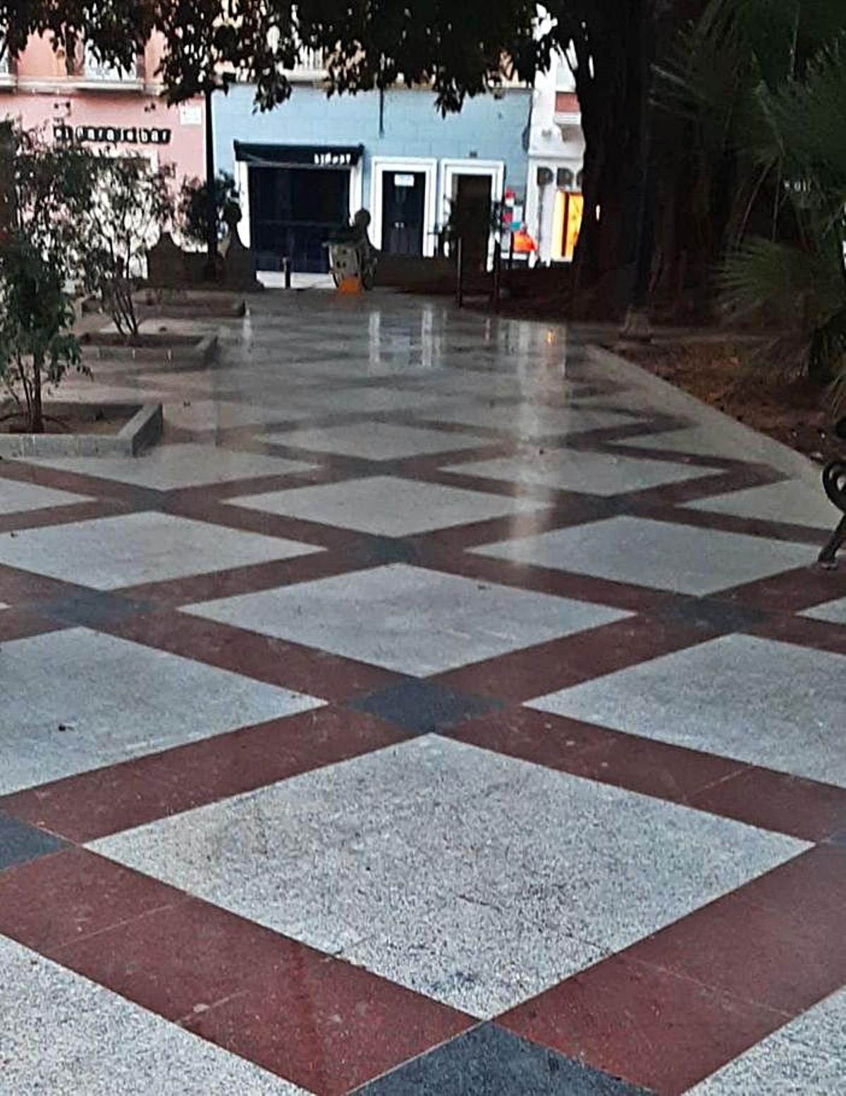 La Plaza de Gabriel Miró vuelve a sufrir actos vandálicos en la estatua, los ficus y la pérgola
