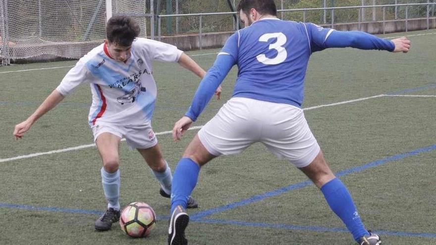 Un jugador del Cruceiro trata de eludir a un jugador del Arcade en el partido de ayer. // Santos Álvarez