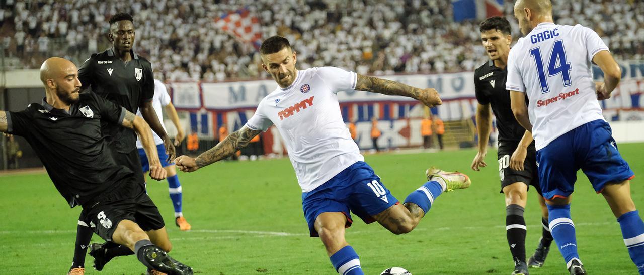 El delantero Marko Livaja (i) es el goleador y la gran estrella del Hajduk Split, donde su jugador con más talento es el mediapunta Krovinovic (arriba derecha).