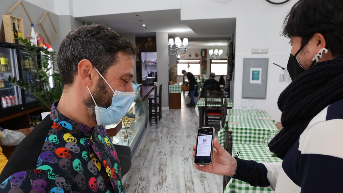 Clientes enseñando el pasaporte COVID en un restaurante de Vigo.