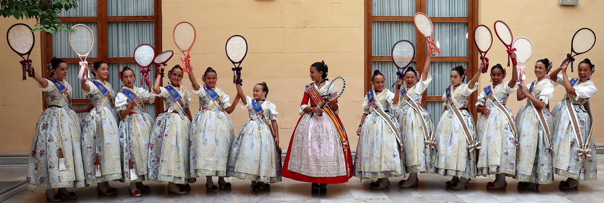 La Batalla de Flores reúne a las falleras de 2022 y 2023