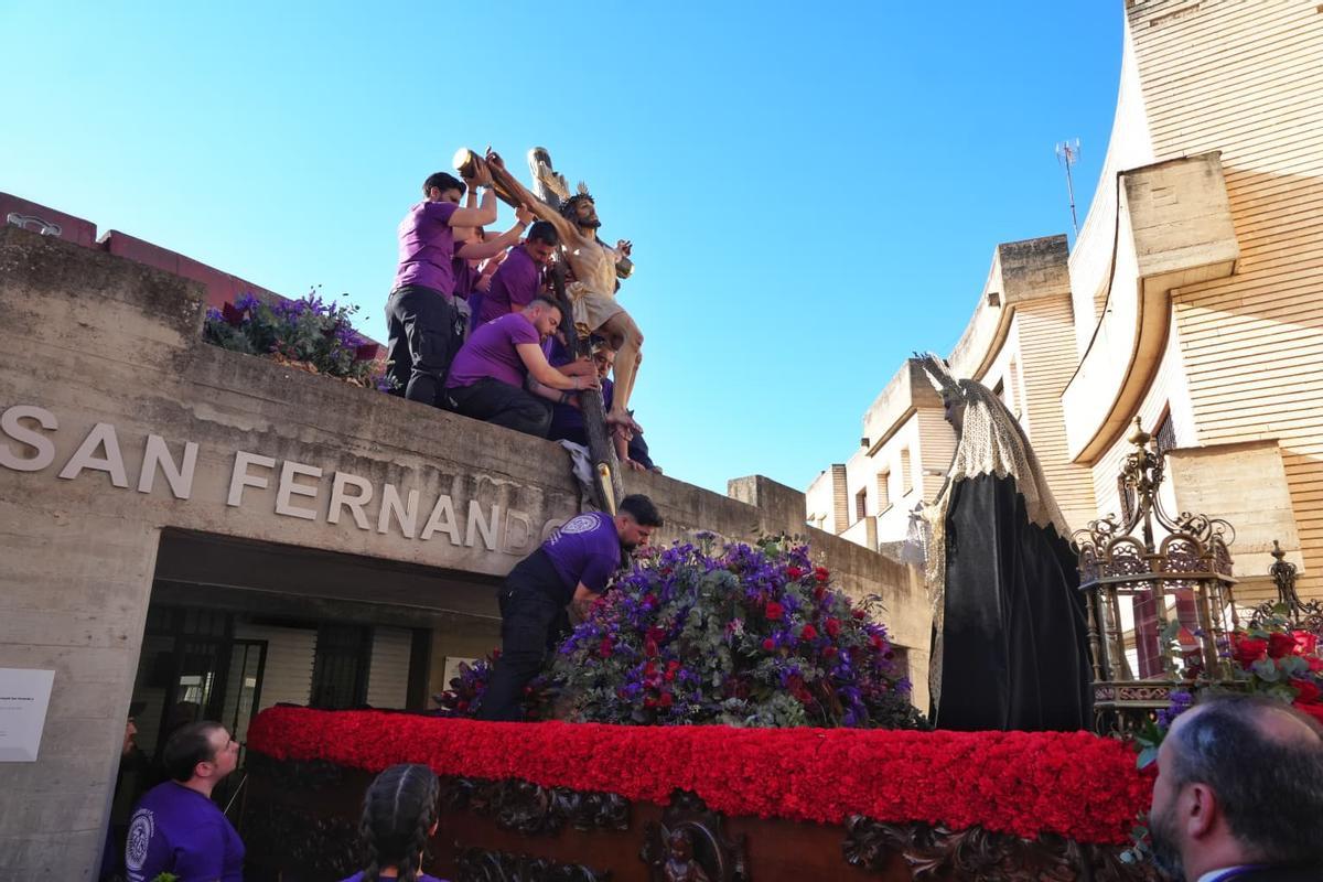 Los costaleros del Cristo de la Angustia de Badajoz lo instalan en la estructura que lleva su paso.