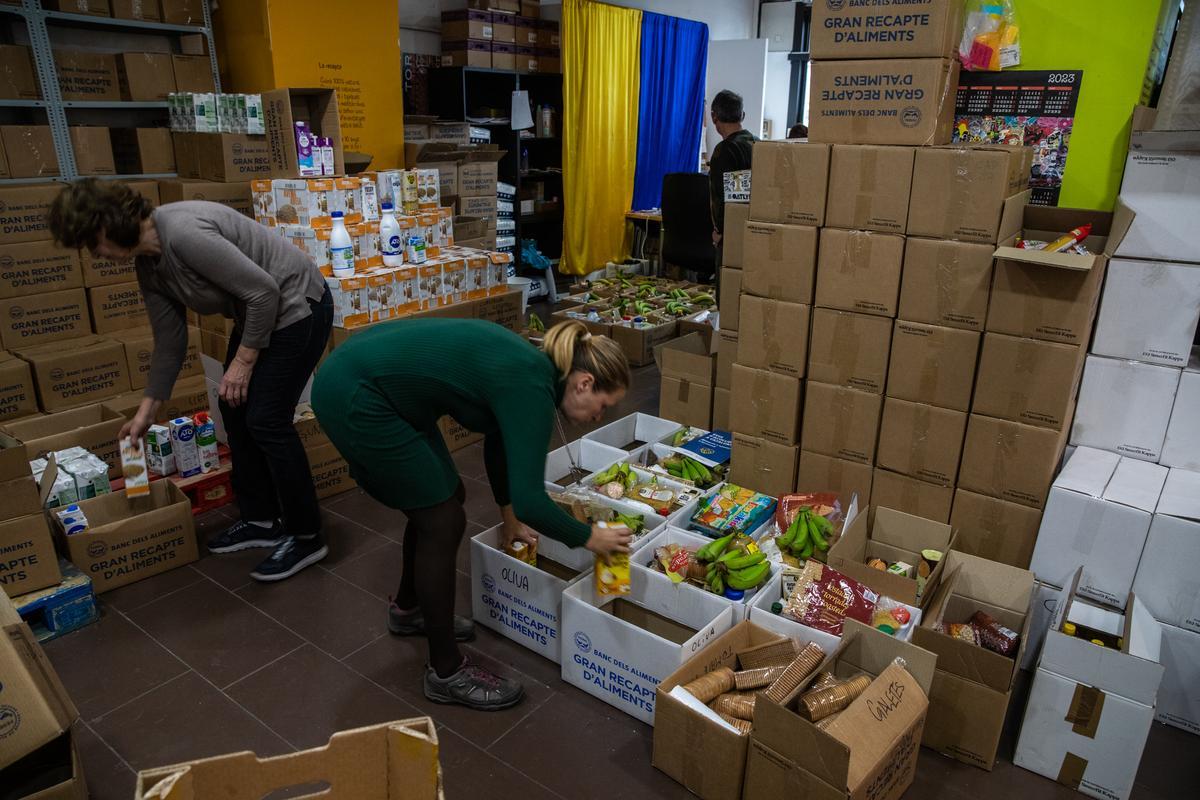 La Asociacion de ucranianos Djerelo que ayudan a los refugiados que están en Barcelona con alimentos, ropa, productos primera necesidad y lo hacen en vía Laietana 33 en el centro