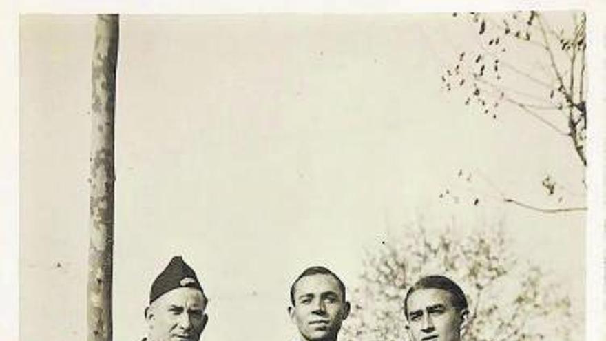 Miguel Hernández (c) en Barcelona en
1937, junto a Antoni Aparicio (d) y
Juan Arroyo (i); en la parte de atrás,
dedicatorias de Arroyo y del poeta
oriolano. información