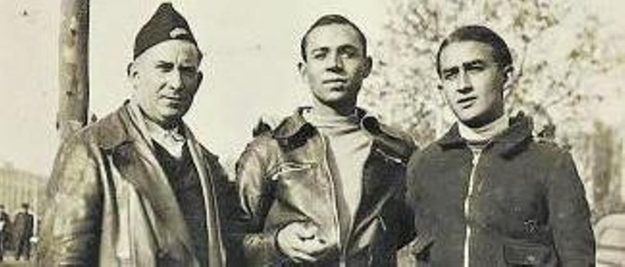 Miguel Hernández (c) en Barcelona en
1937, junto a Antoni Aparicio (d) y
Juan Arroyo (i); en la parte de atrás,
dedicatorias de Arroyo y del poeta
oriolano. información