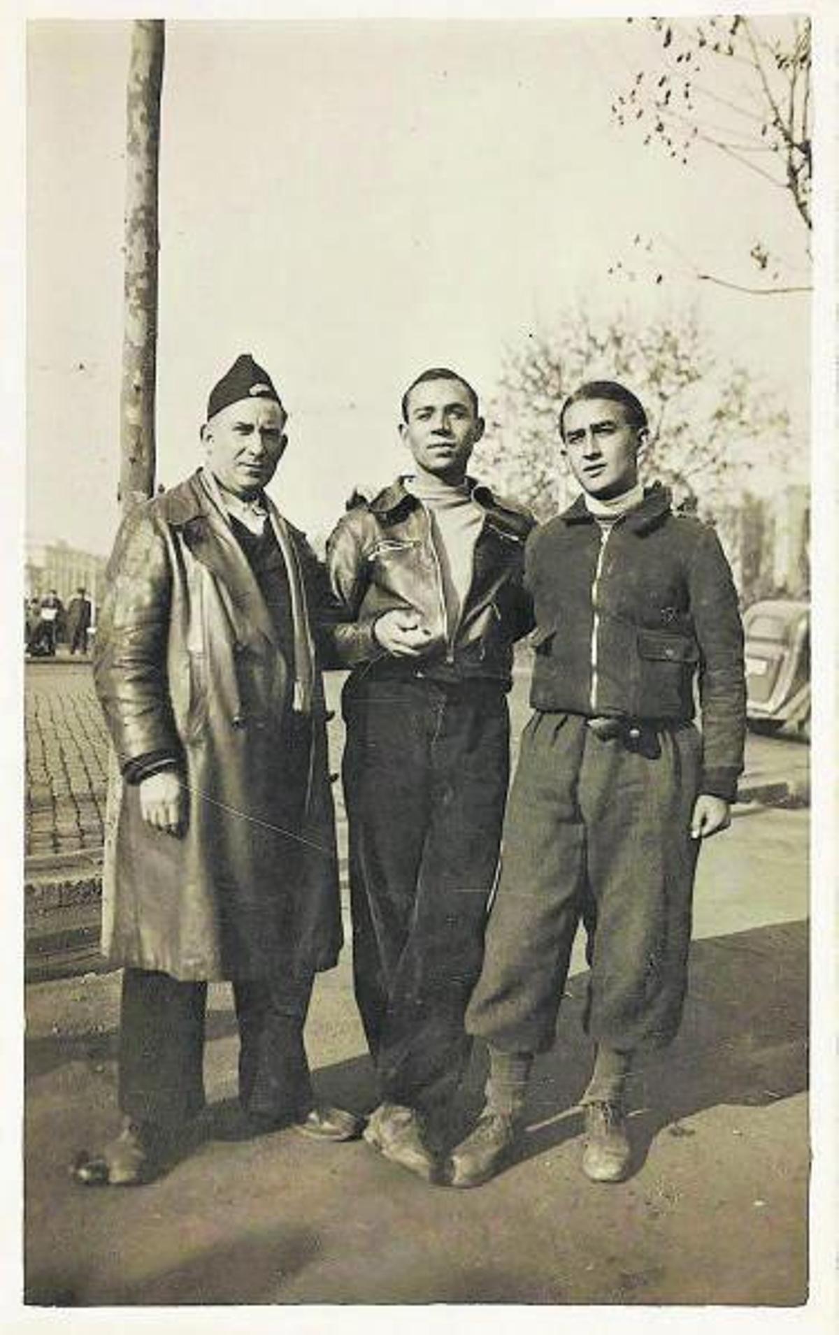 Miguel Hernández (c) en Barcelona en1937, junto a Antoni Aparicio (d) yJuan Arroyo (i); en la parte de atrás,dedicatorias de Arroyo y del poetaoriolano. información