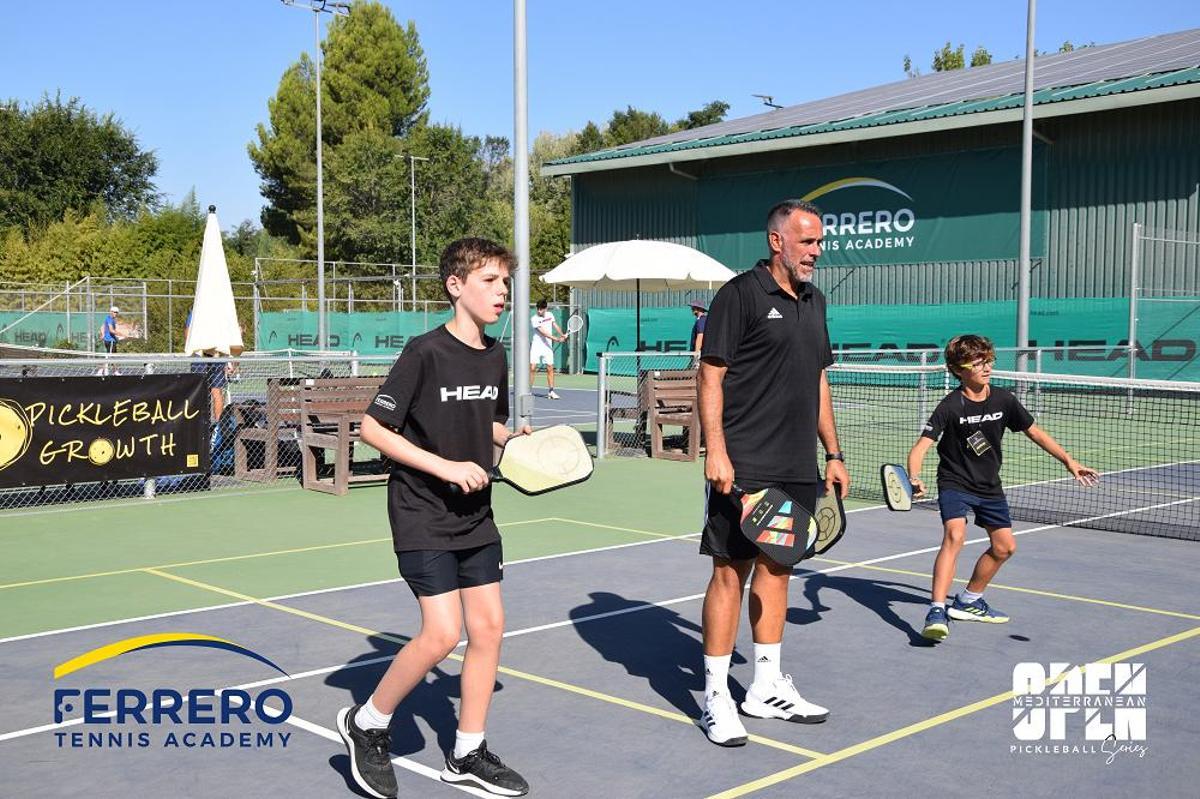 Dos niños practicando el pickleball.