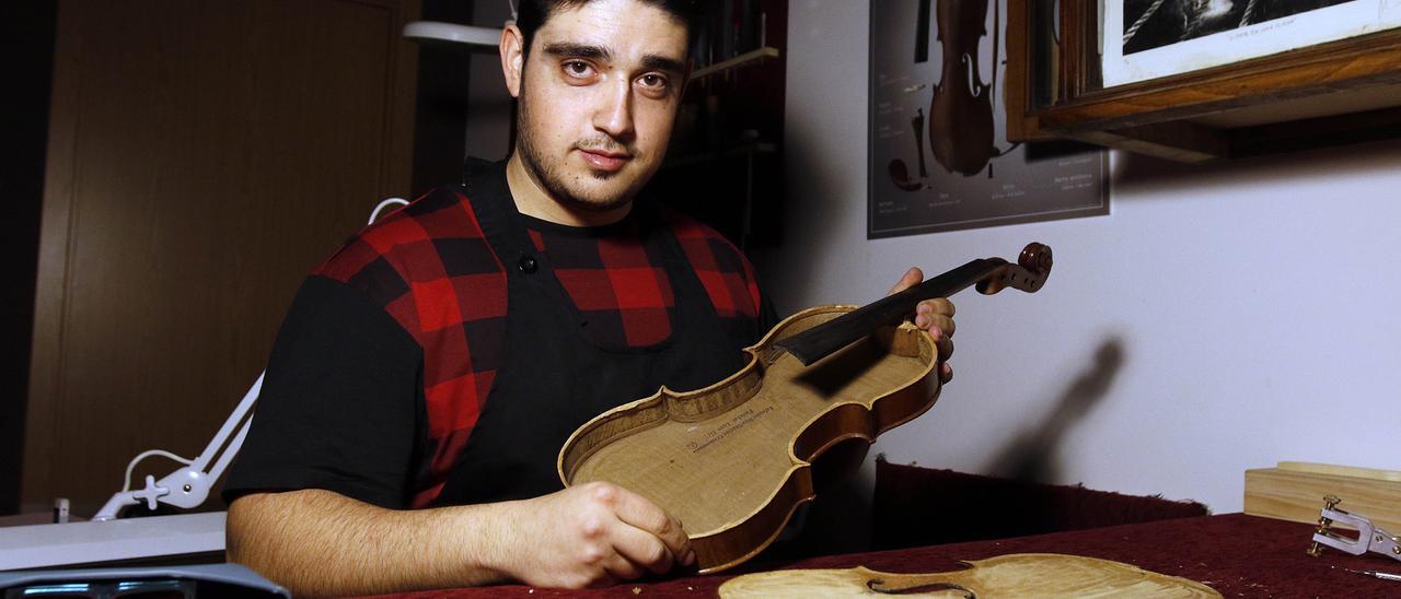 El luthier Anxo Cabreira Costas en su taller