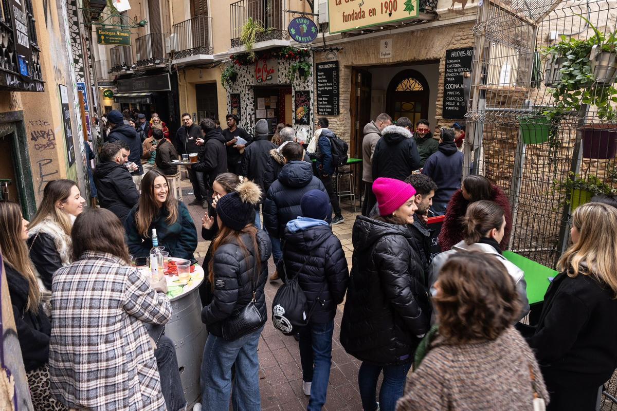 En imágenes | Gran ambiente en el Tubo en el último vermú del año 2024