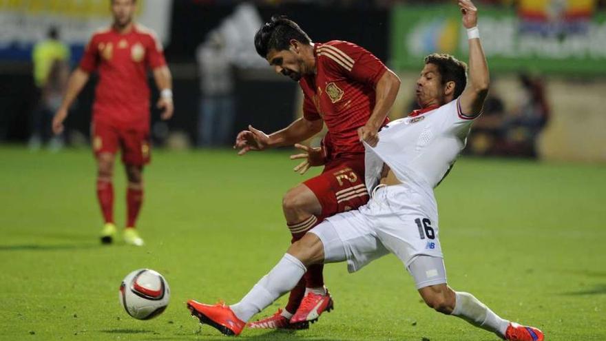 Nolito disputa un balón al costarricense Cristian Camboa durante el último amistoso disputado por la selección española en León. // Reuters
