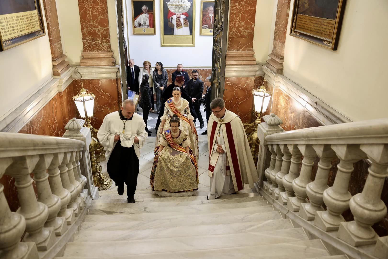 La visita a la Basílica completa la fiesta de la Exaltación en las Fallas 2023