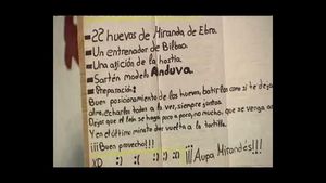 L’entrenador del Mirandés, Carlos Pouso, el seleccionador espanyol, Vicente del Bosque, i els jugadors de l’Athletic, Ander Herrera i Fernando Llorente, després del partit de semifinals de la Copa del Rei a Anduva.