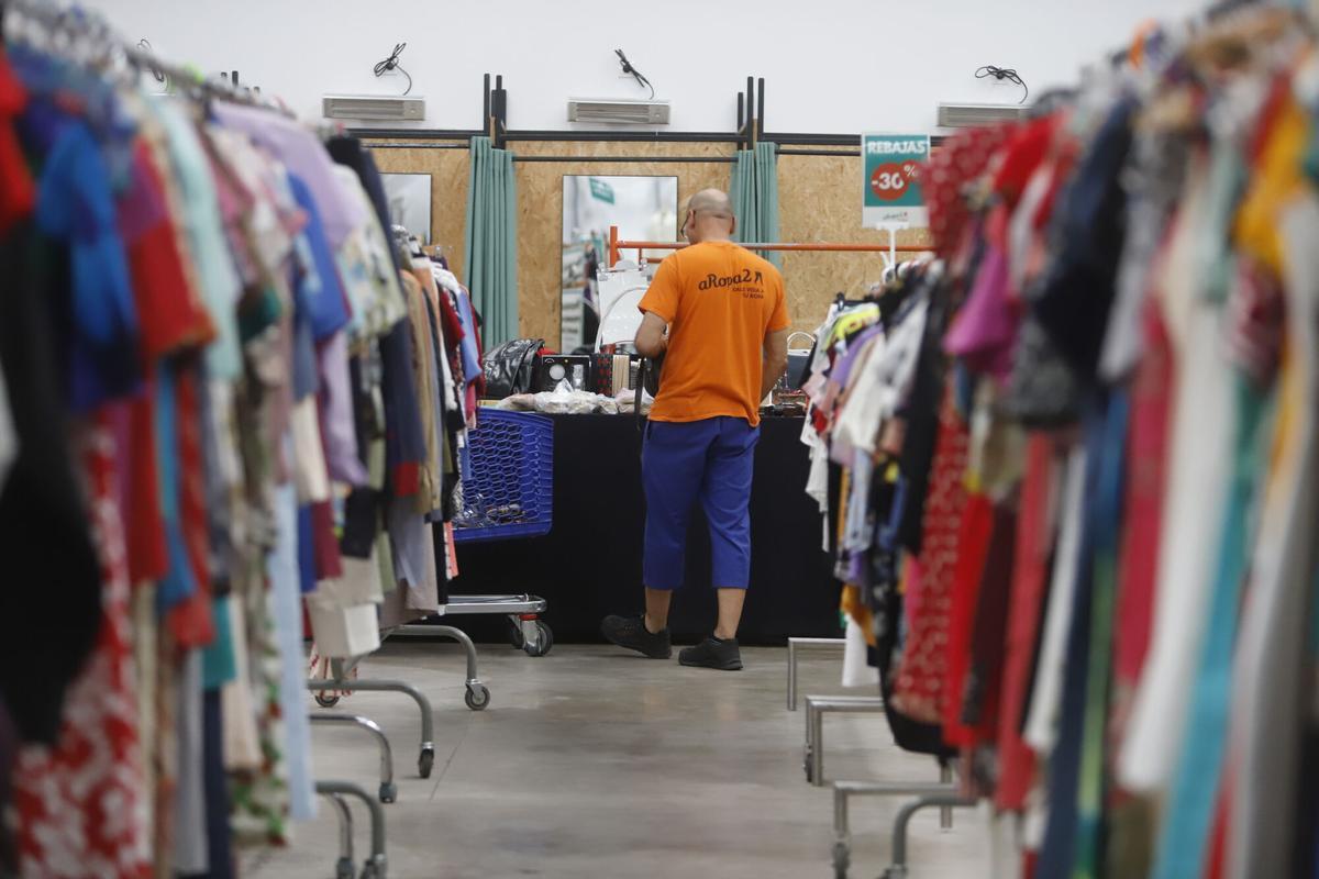 La 'tienda' de Zaragoza con más ropa de segunda mano comienza sus rebajas de verano: descuentos de hasta el 30%: “Nuestra misión es intentar salvar el planeta”