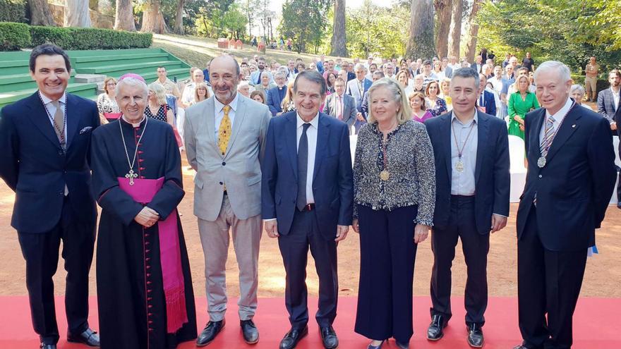 En la imagen de arriba, el pregonero José Troncoso (derecha), con el alcalde, Manquiña, el Obispo y otras personalidades. A la izquierda, fieles con velas por el Casco Vello. / ALBA VILLAR