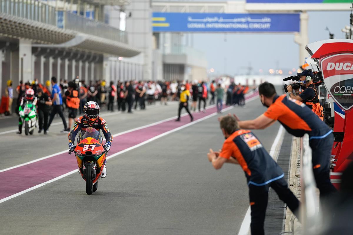 Los mecánicos del murciano Pedro Acosta (KTM) le aplauden tras conseguir acabar segundo en su debut en el Mundial.